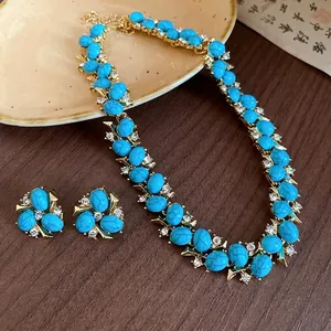 Elegante set vintage di collana e orecchini in resina turchese e zirconi dorati