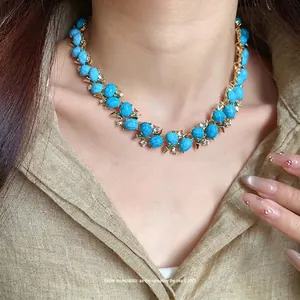 Collana di lusso vintage con pietre in resina blu e zirconi scintillanti su placcatura
