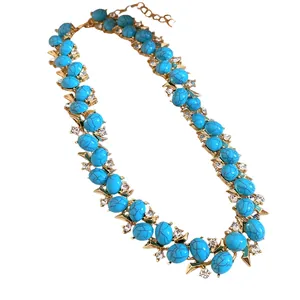 Collana vintage dorata con pietre color turchese e scintillanti cristalli di zircone.