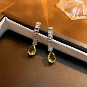 Boucles d'oreilles pendantes en cristal goutte jaune avec pierres scintillantes