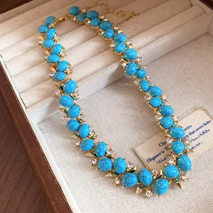 Collana stile vintage con perline turchesi e cristalli zirconi in scatola porta gioie
