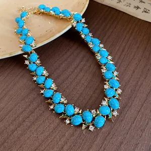 Vista macro dettagliata di una collana vintage di perle turchesi con pietre zirconi