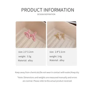 Dettaglio degli orecchini a lobo a fiocco rosa e oro con info su dimensioni e materiali.
