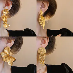 Collage présentant quatre styles distincts de boucles d'oreilles dorées élégantes pour femmes