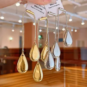 Vue détaillée des boucles d'oreilles goutte d'eau en argent S925, or et argent