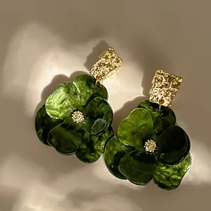 Eleganti orecchini a petalo verde oversize con borchie dorate martellate di tendenza