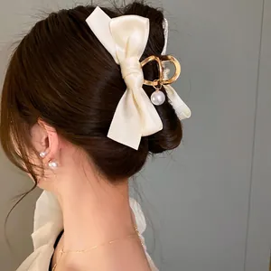 Elegante molletta per capelli con fiocco in raso crema e un ciondolo di perla fine