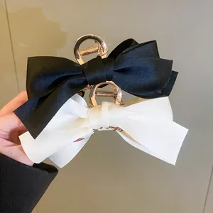 Set di eleganti mollette per capelli con fiocco in raso nero e bianco per lo styling