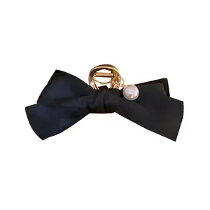 Elegante molletta per capelli con fiocco nero e ciondolo di perla bianca per donna