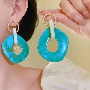 Orecchini geometrici in acrilico marmorizzato dal design retrò blu