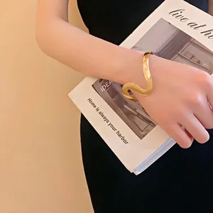 Brazalete abierto ondulado irregular dorado minimalista para un estilo de moda elegante