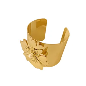 Elegante brazalete dorado con una gran flor en 3D y una perla central brillante.