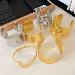 Selección de brazaletes anchos de oro y plata con flores 3D y diseño minimalista chic