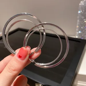 Orecchini a cerchio doppi minimalisti argentati per un look quotidiano chic