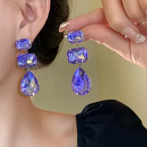 Eleganti orecchini pendenti con cristalli viola a goccia e quadrati in argento