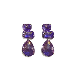 Eleganti orecchini a goccia in cristallo viola con pietre sfaccettate quadrate e a pera.