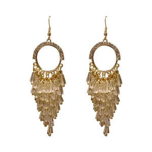 Élégantes boucles d'oreilles pendantes à longs glands dorés avec cristaux brillants