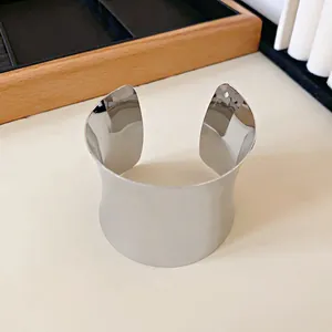 Brazalete ancho de plata pulida con un diseño abierto minimalista elegante para mujer