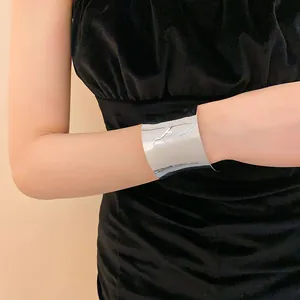 Primer plano detallado del acabado de espejo de un brazalete ancho de plata abierta