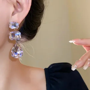 Dettaglio ravvicinato di orecchini a goccia in cristallo dal design elegante