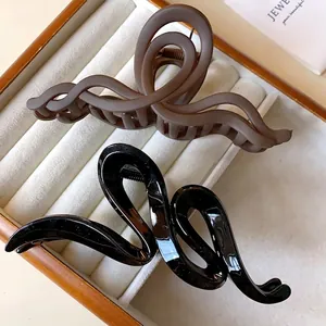 Minimalist Acrylic Wave Twisted Hair Claw High End Fashion Shark Clip Matte Coffee Hairpin Styling Accessory For Women Daily Wear