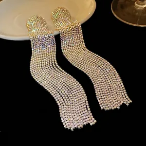 Elegante lange Strass-Ohrringe mit schillerndem Glanz auf schwarzem Hintergrund