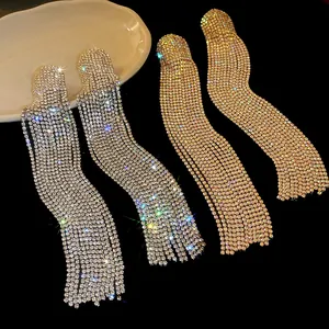 Detailansicht luxuriöser, funkelnder Strass-Ohrringe mit langen Fransen in Silber und Gold