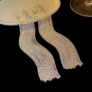 Detaillierte Nahaufnahme von eleganten, langen Quastenohrringen mit glitzernden Kristallen