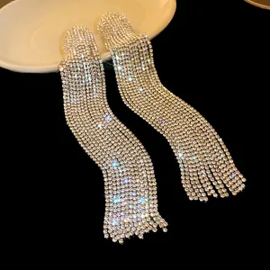 Detailaufnahme funkelnder langer Strass-Quastenohrringe mit luxuriösem Silberfinish