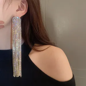 Elegante lange Silberohrringe mit glitzernden Strass-Quasten an einem weiblichen Model Detail