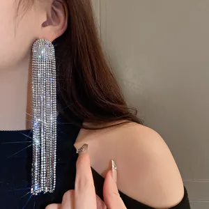 Detailansicht eleganter langer Silber-Quastenohrringe mit funkelnden Strasssteinen