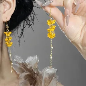 Eleganti orecchini pendenti con fiori gialli e dettagli dorati da donna moda