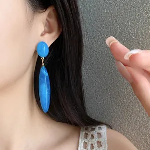 Pendientes de gota de acrílico azul vintage con aguja de plata en modelo elegante