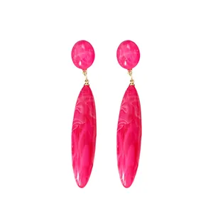 Elegantes pendientes colgantes de acrílico jaspeado rosa con agujas de plata.