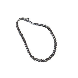 Elegante collana di perle grigie con finitura lucida e chiusura a moschettone in argento