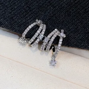 Orecchini a lobo a stella in argento con zirconi cubici scintillanti e raffinati.