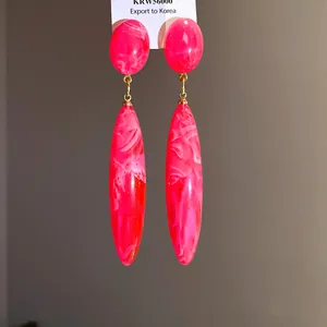 Elegantes pendientes de gota en acrílico jaspeado rosa vintage con diseño retro