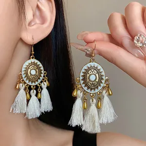Orecchini pendenti in stile boho vintage con nappe bianche e motivo solare dorato
