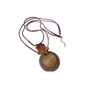 Handgefertigte lange Lederkordelkette im Ethno-Stil mit einem Vintage-Spiralanhänger