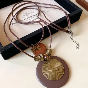 Detaillierte Nahaufnahme der ethnischen Vintage-Kette mit Spiral-Metallanhänger