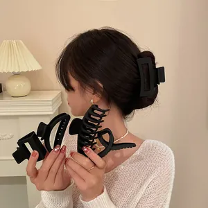 Dettagli di eleganti mollette per capelli nere opache per acconciature sul modello