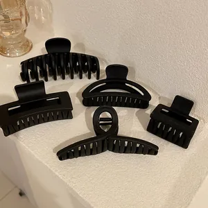 Vista dettagliata di varie mollette per capelli nere opache per uno styling elegante
