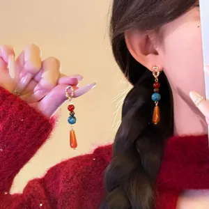 Orecchini etnici vintage con perline di agata colorate e pendenti a goccia d'acqua.