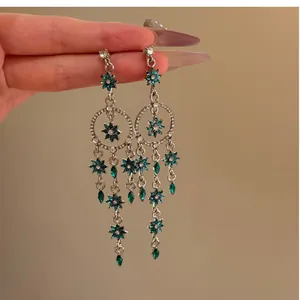 Boucles d'oreilles pendantes en argent avec fleurs en zircon sarcelle de style forêt