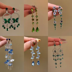 Vue détaillée montrant six styles différents de boucles d'oreilles fleurs en zircon