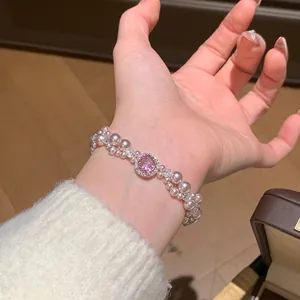 Primo piano di un bracciale di perle a doppio strato in stile vintage con zircone rosa