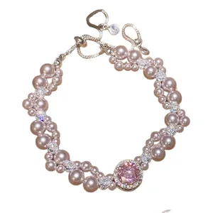 Elegante bracciale a doppio strato di perle rosa e zirconi con una gemma centrale