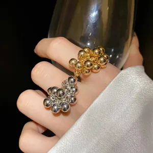 Anello aperto geometrico irregolare con cluster di perle metalliche oro e argento da donna
