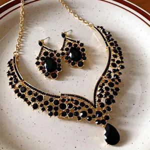 Elegantes Set aus Halskette und Ohrringen mit schwarzen Strasssteinen in Tropfenform