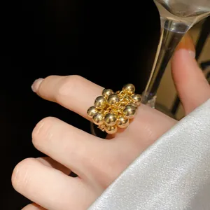 Dettaglio macro di un elegante anello a grappolo d'oro con design a perle sferiche